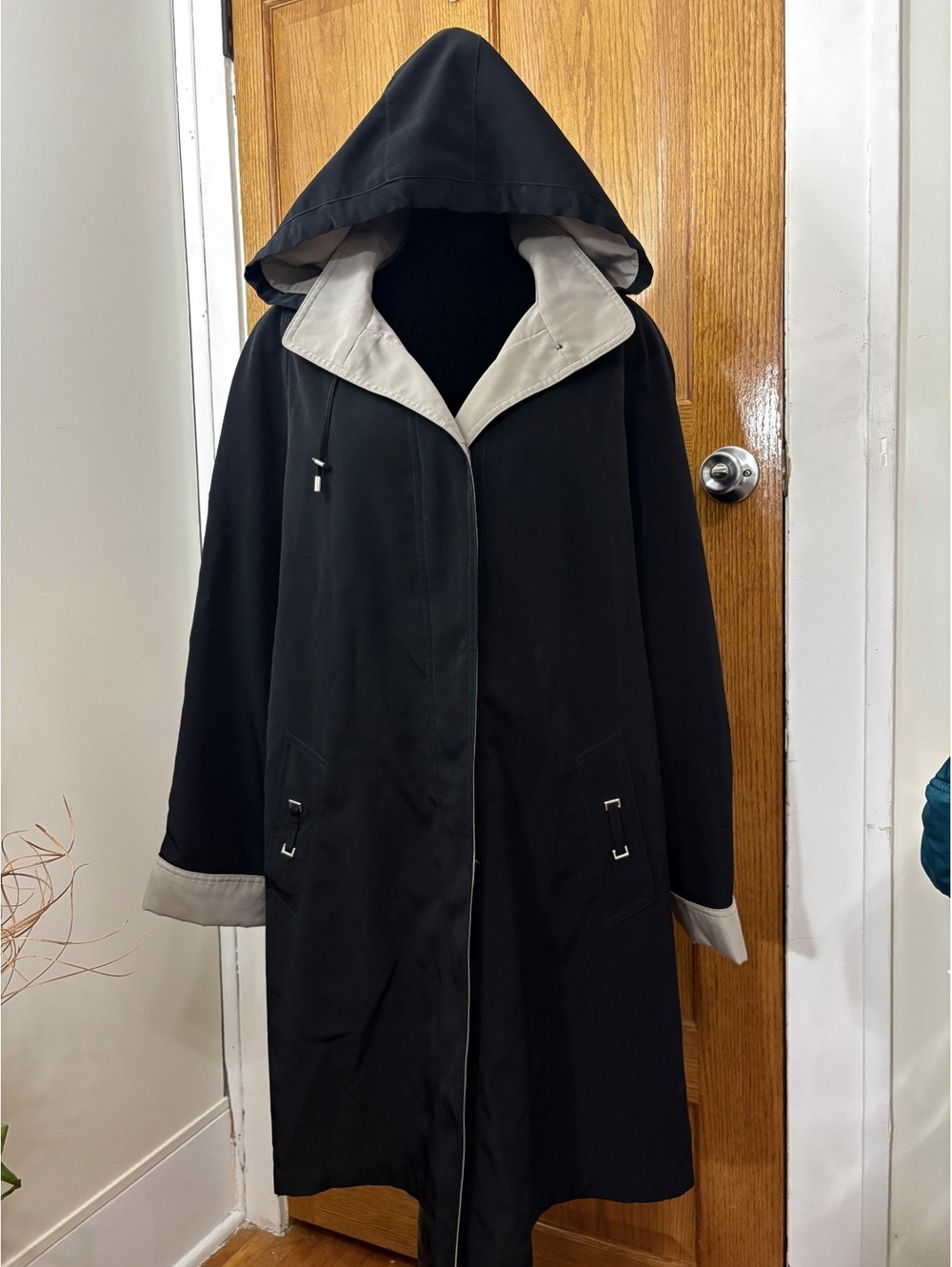 Gallery M Black Hooded Rain Coat Jacket Medium Long Snap Front Water Resistant